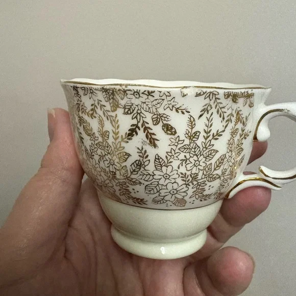 Elegant Colclough China Tea Set for 4 (8 pieces) - Picture 2 of 14